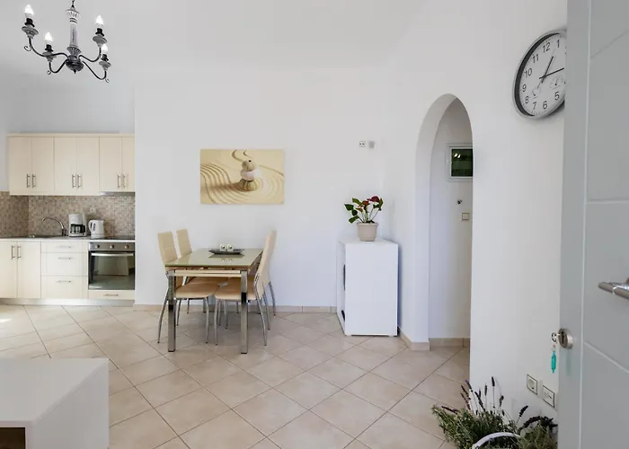 Lydia's East * Alikí