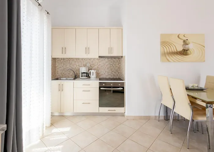 Lydia's East Apartmán Alikí