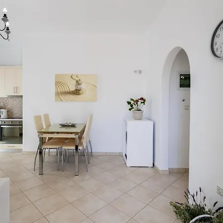 Lydia's East * Alikí