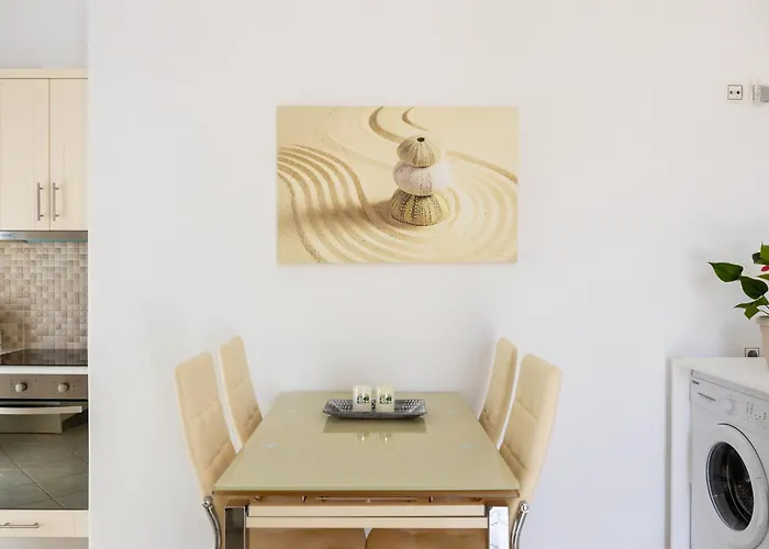 Lydia's East شقة Alikí