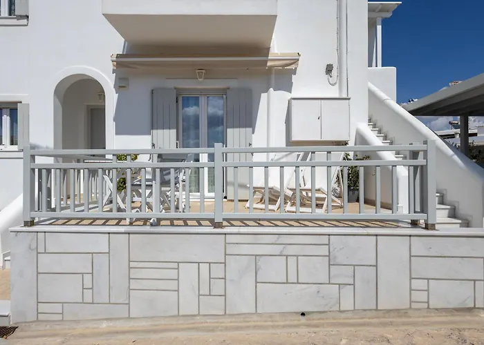 Lydia's East * Alikí